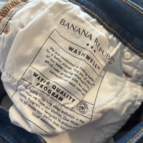 Like new Banana Republic cropped button fly bootcut jeans. Size 29/8 - Picture 6 of 7